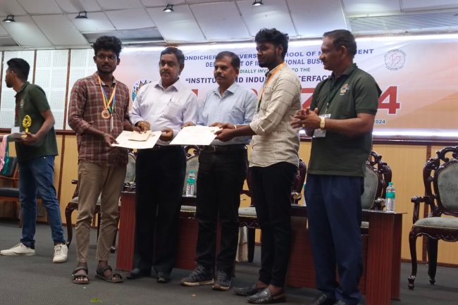 SVCET MBA CANDIDATES BAGGED PRIZES IN GLOBIZZ 2024 AT PONDICHERRY UNIVERSITY