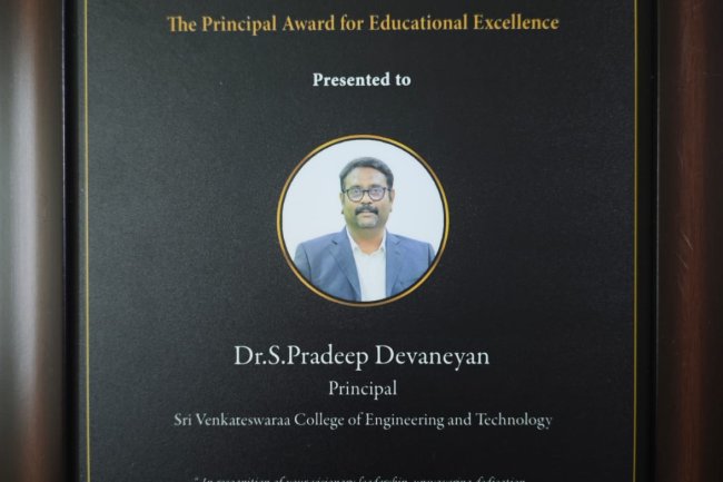 SVCET Principal Dr S PRADEEP DEVANEYAN and SVGI Placement Head Mr J ANANDHARAJ got awards at VANAKKAM HRD at Chennai Green Park Hotel 
